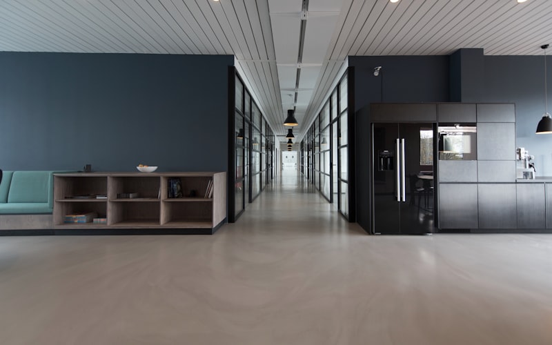 Modernes Büro mit Glasfassade